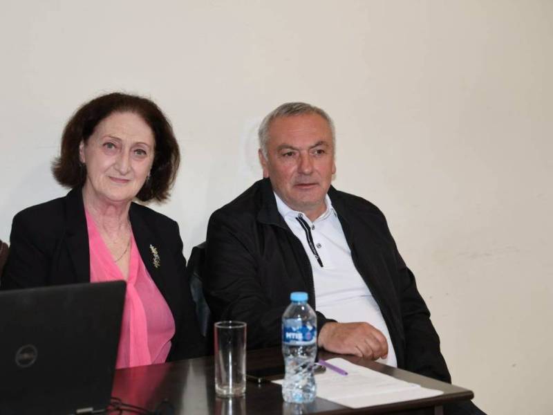 ცაგერის მუნიციპალიტეტის მერი ჭაბუკი ჭაბუკიანი, ცაგერის მოსწავლე ახალგაზრდობის სახლში, შემეცნებით-ინტელექტუალურ თამაშს - ,,რა? სად? როდის?" დაესწრო